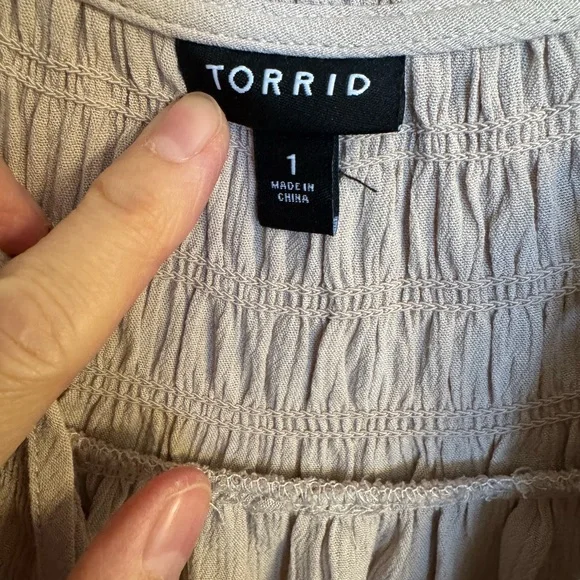 EUC tan/camel colored short sleeve top by Torrid, size 1 (14-16) - Picture 4 of 13